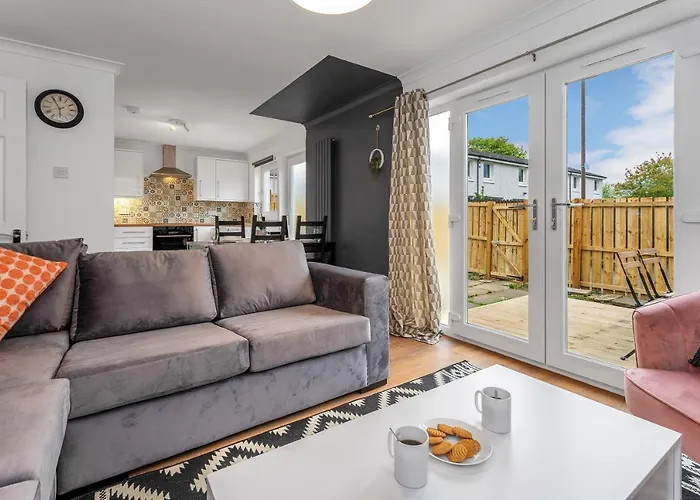 Cheerful Stays - Livingston - 4 Bedroom 3 Bath Home