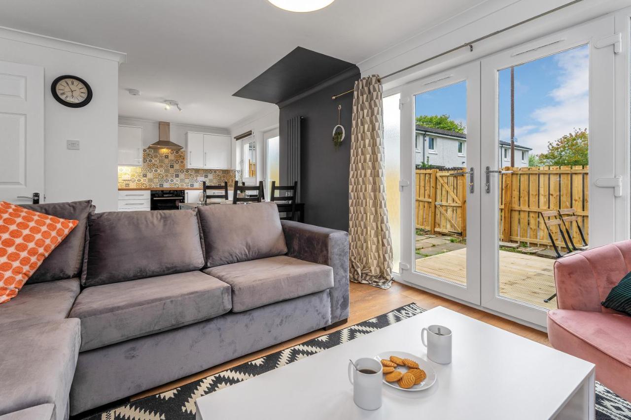 Cheerful - - 4 Bedroom 3 Bath Holiday home Livingston