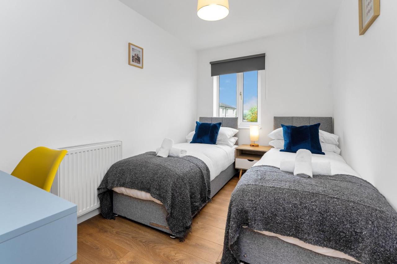 Cheerful - - 4 Bedroom 3 Bath Holiday home Livingston