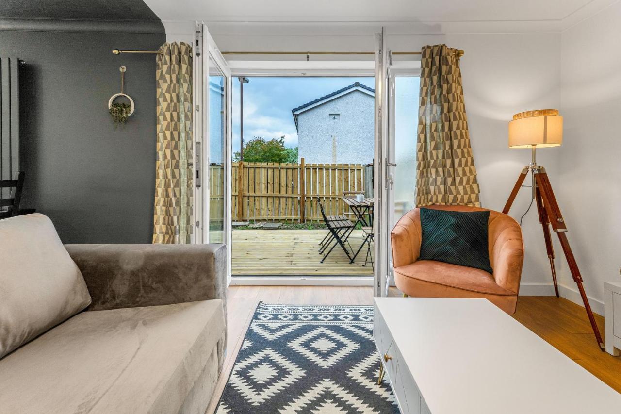 Cheerful - - 4 Bedroom 3 Bath *