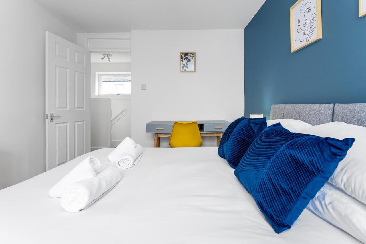 Cheerful - - 4 Bedroom 3 Bath Holiday home *