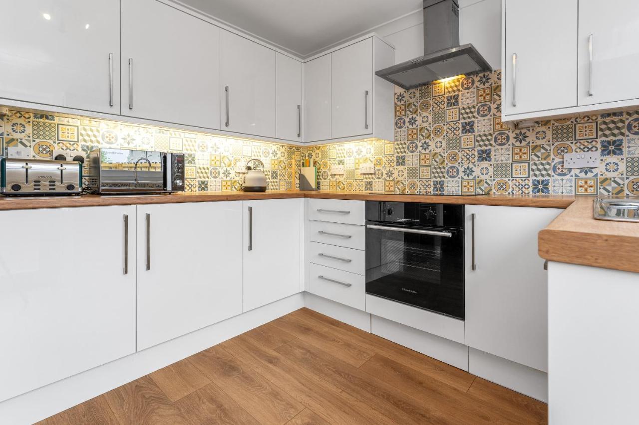 Cheerful - - 4 Bedroom 3 Bath *