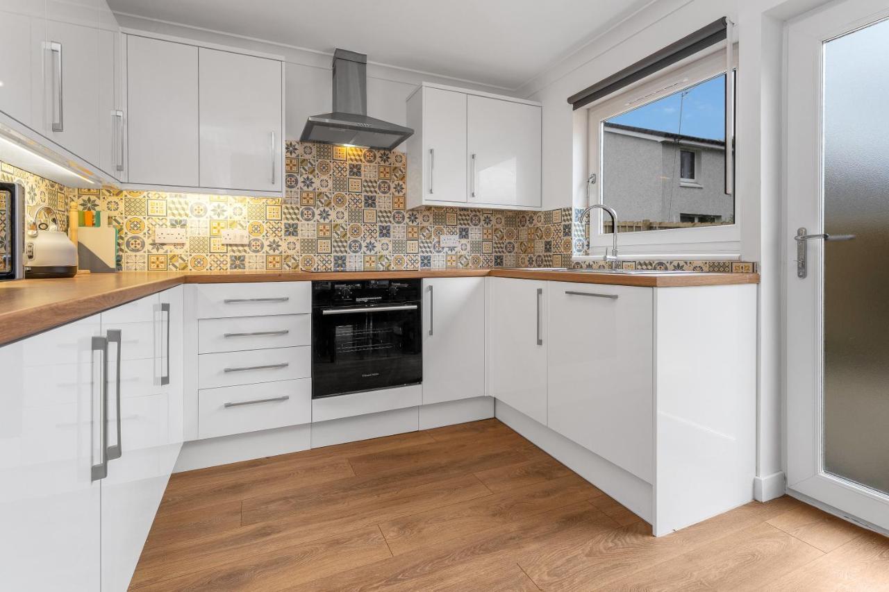 Cheerful - - 4 Bedroom 3 Bath Holiday home Livingston