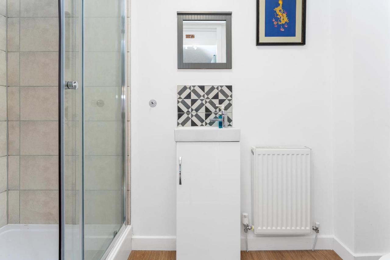 Cheerful - - 4 Bedroom 3 Bath *