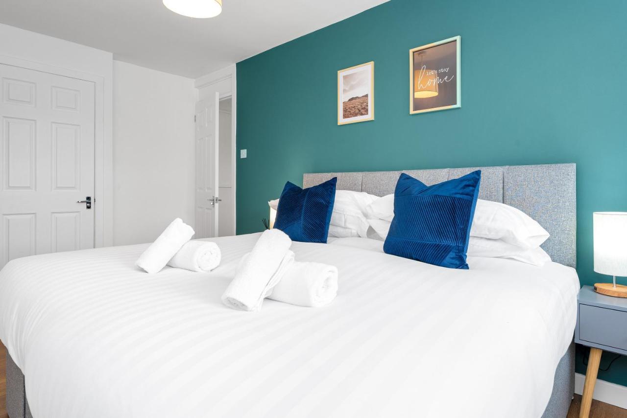 Cheerful - - 4 Bedroom 3 Bath *