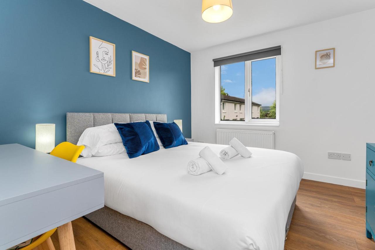 Cheerful - - 4 Bedroom 3 Bath *